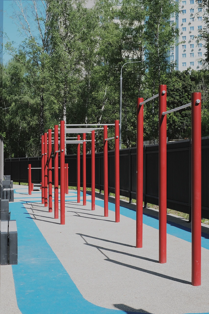 Красная воркаут-зона в Фестиваль Парк